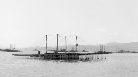 Imagen de archivo de una batea fondeada en la R&iacute;a de Vigo