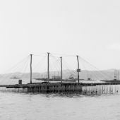 Imagen de archivo de una batea fondeada en la Ría de Vigo