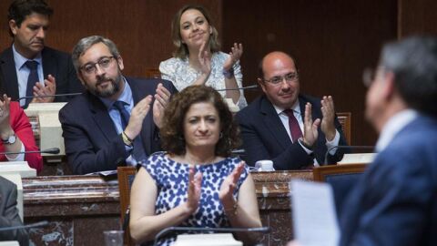 Pedro Antonio S&aacute;nchez junto al portavoz del grupo popular, V&iacute;ctor Mart&iacute;nez