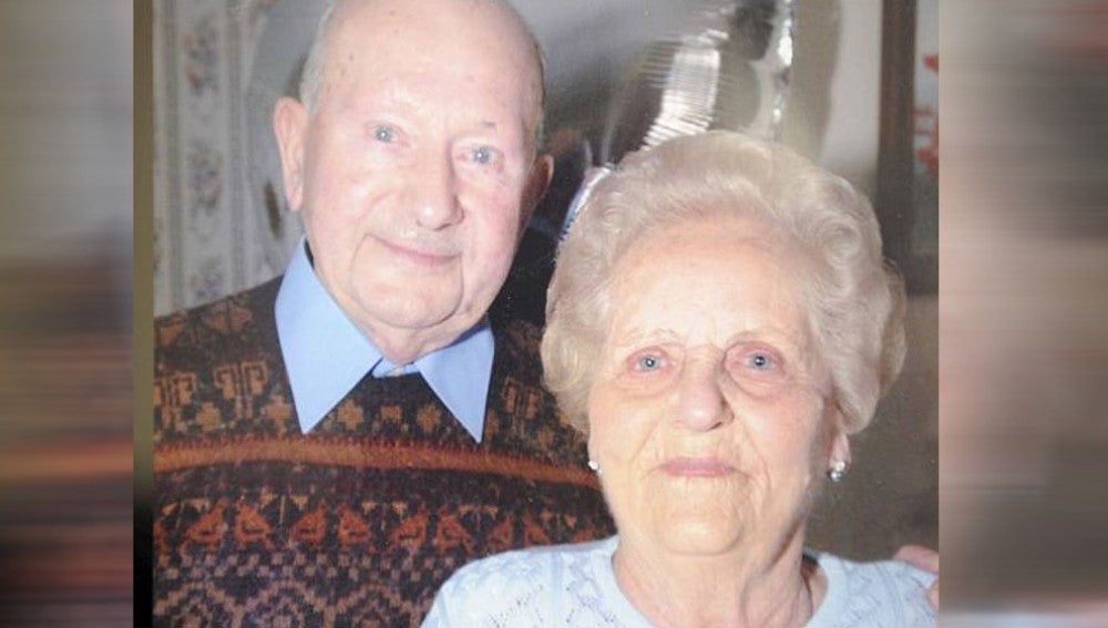 Con 96 y 97 años, Joyce y Frank posan juntos