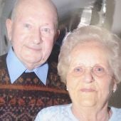 Con 96 y 97 años, Joyce y Frank posan juntos
