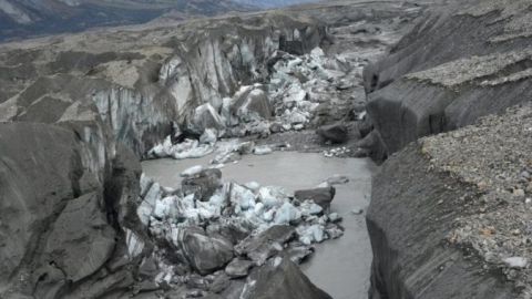 Imagen del r&iacute;o Slims, en Canad&aacute;, tras secarse