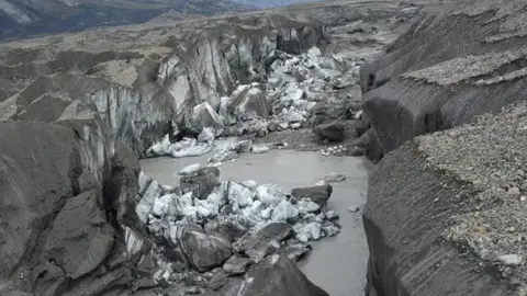 Imagen del río Slims, en Canadá, tras secarse Imagen del río Slims, en Canadá, tras secarse