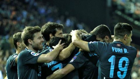 Los jugadores de la Real celebran un gol en Mestalla.