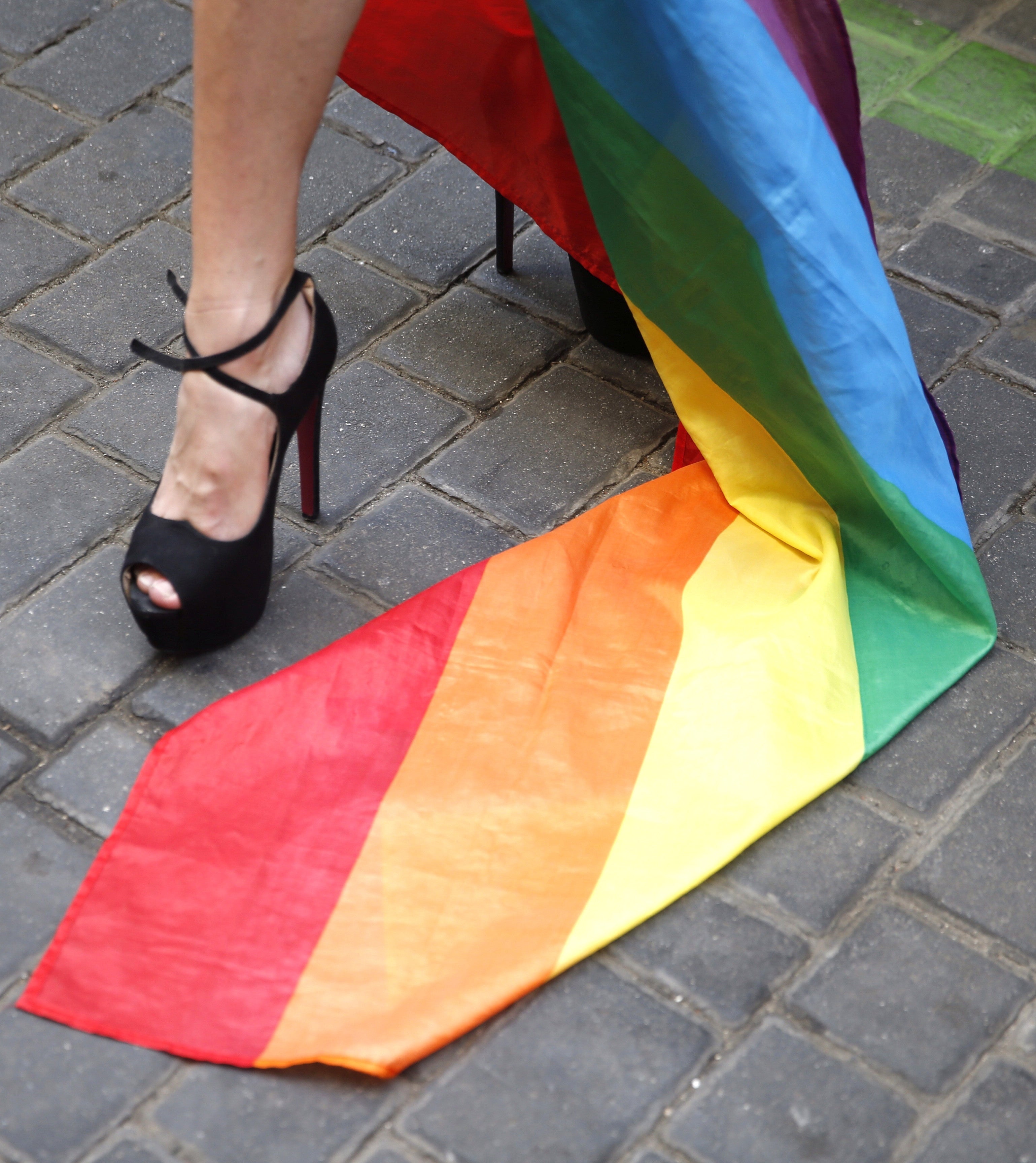 "Baja con nosotros y te enseñaremos lo que es un hombre para que te vuelvas normal" "Baja con nosotros y te enseñaremos lo que es un hombre para que te vuelvas normal"