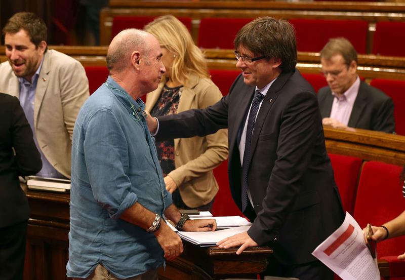 Puigdemont arropa a Lluís Llach y ve "ignorancia" en quienes lo acusan de amenazar a los funcionarios Puigdemont arropa a Lluís Llach y ve "ignorancia" en quienes lo acusan de amenazar a los funcionarios