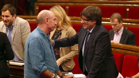 El presidente de la Generalitat, Carles Puigdemont, conversa con el diputado de JxS, Llu&iacute;s Llach