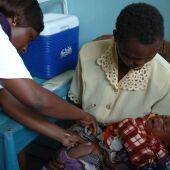 Una enfermera poniendo una vacuna a un bebé
