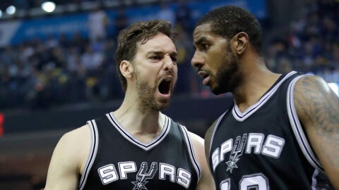 Pau Gasol celebra la victoria de los Spurs con Aldridge