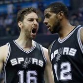 Pau Gasol celebra la victoria de los Spurs con Aldridge Pau Gasol celebra la victoria de los Spurs con Aldridge