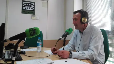 El alcalde de Elche, Carlos González, en un momento de la entrevista. Elche en la Onda