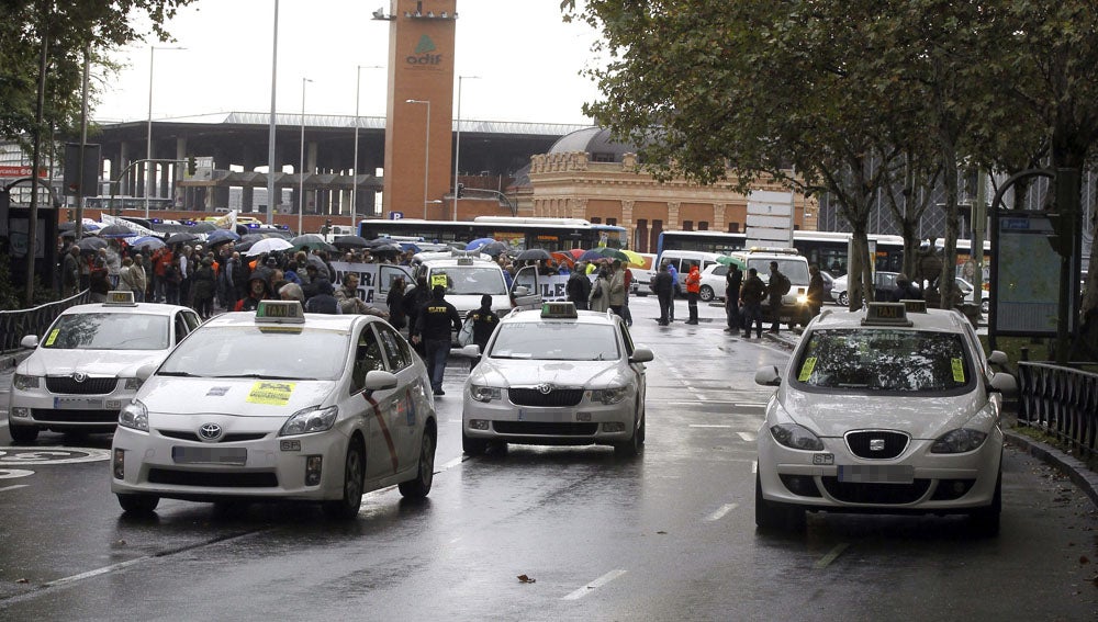 Taxistas de toda España protestan en Madrid contra la "competencia desleal" Taxistas de toda España protestan en Madrid contra la "competencia desleal"