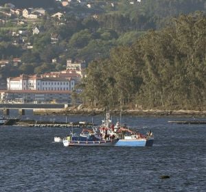 Imagen de una embarcación de la Guardia Civil junto a varias bateas Imagen de una embarcación de la Guardia Civil junto a varias bateas