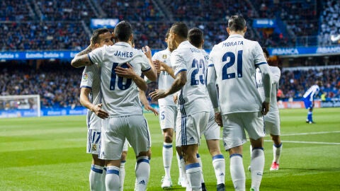James celebra con su compa&ntilde;eros su gol en Riazor