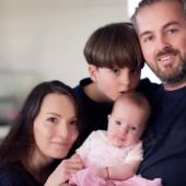 Frame 15.334116 de: Bruselas pide un permiso de 4 meses adicional, intransferible y retribuido para que padres y madres cuiden de sus hijos