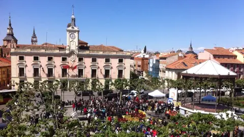 Ayuntamiento de Alcalá de Henares Vista lateral de la Plaza de Cervantes