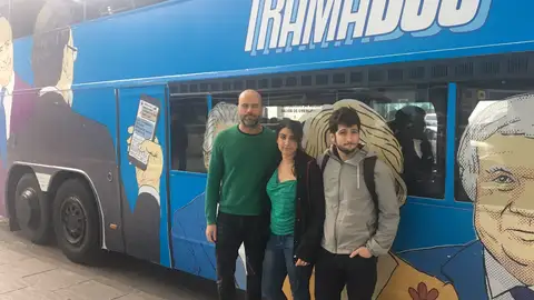 José Vicente Bustamante, Anabel Mateu y Antonio Estañ junto al Tramabús de Podemos. Tramabús