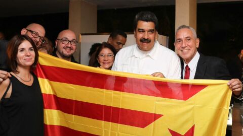 Nicol&aacute;s Maduro se fotograf&iacute;a con una estelada