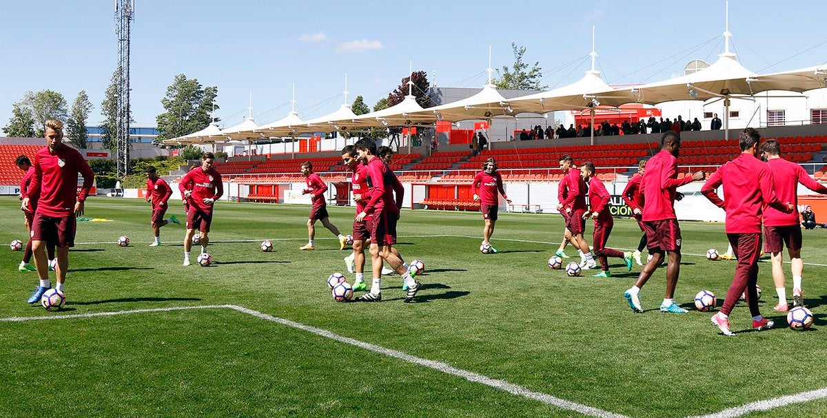 El Atlético prepara el partido ante Las Palmas con cuatro ausencias en el entrenamiento El Atlético prepara el partido ante Las Palmas con cuatro ausencias en el entrenamiento