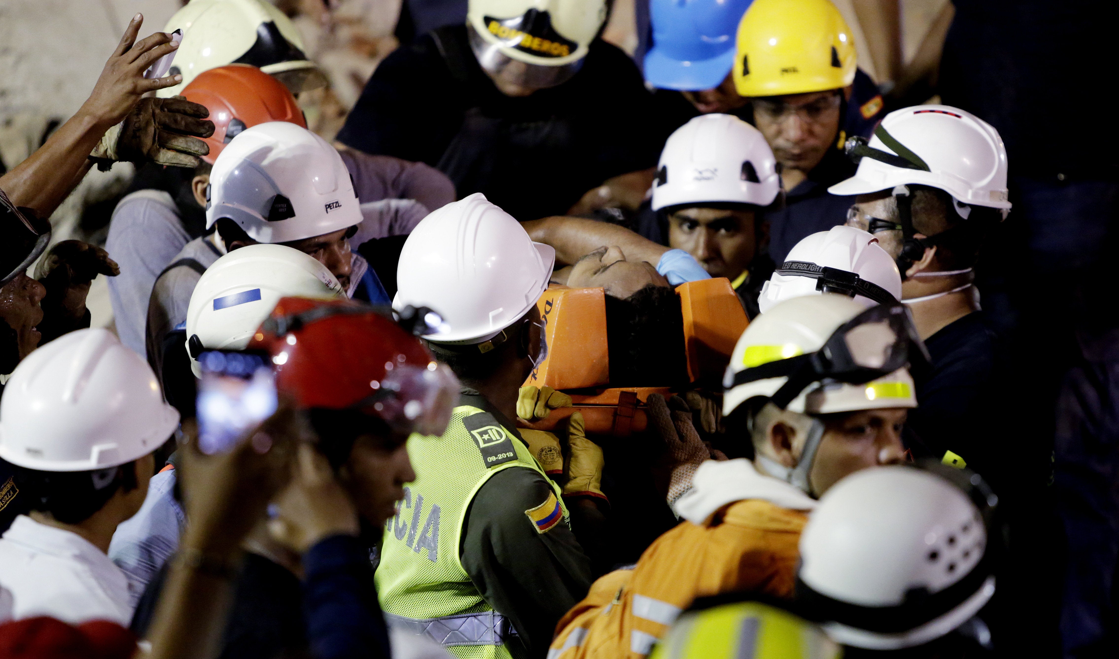 Rescatan vivo a un obrero tras el derrumbe de un edificio que causó al menos 5 muertos en Colombia Rescatan vivo a un obrero tras el derrumbe de un edificio que causó al menos 5 muertos en Colombia