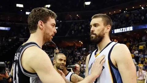 Pau Gasol saluda a su hermano Marc tras el partido Pau Gasol saluda a su hermano Marc tras el partido