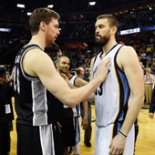 Pau Gasol saluda a su hermano Marc tras el partido Pau Gasol saluda a su hermano Marc tras el partido