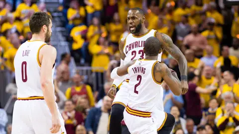 LeBron James celebra una canasta ante los Raptors LeBron James celebra una canasta ante los Raptors