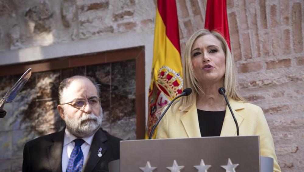 La presidenta de la Comunidad de Madrid, Cristina Cifuentes, junto al presidente de la Sociedad Filantrópica de Milicianos Nacionales Veteranos, José Luis Sampedro Escolar