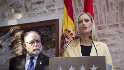 La presidenta de la Comunidad de Madrid, Cristina Cifuentes, junto al presidente de la Sociedad Filantr&oacute;pica de Milicianos Nacionales Veteranos, Jos&eacute; Luis Sampedro Escolar