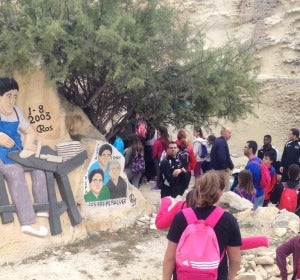 Parte de la expedición de Aspe junto a algunas de las esculturas de Mariano Ros Parte de la expedición de Aspe junto a algunas de las esculturas de Mariano Ros