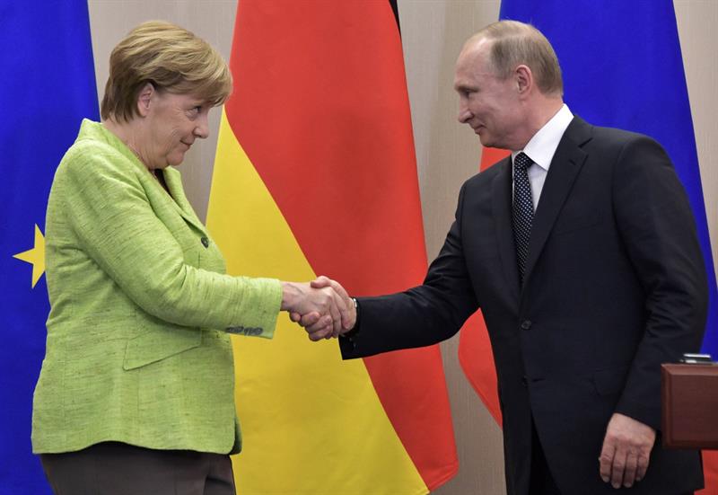 Merkel pide a Putin que influya en Chechenia para que se respete a los homosexuales Merkel pide a Putin que influya en Chechenia para que se respete a los homosexuales