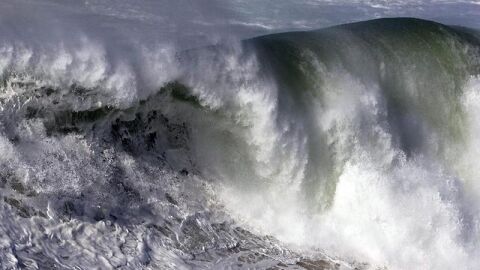 Olas de la playa de Nazar&eacute;