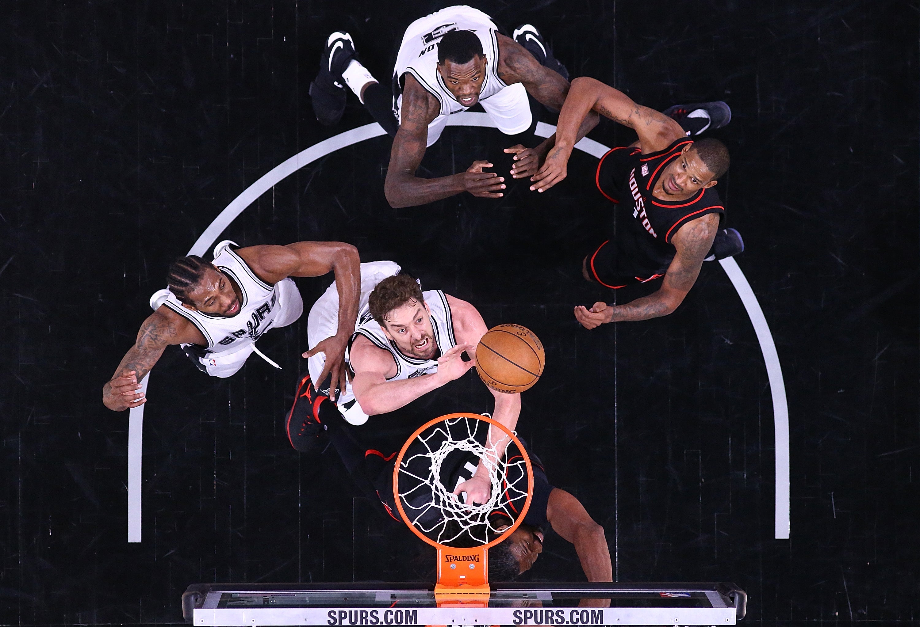 Paliza histórica de los Rockets para poner el 1-0 en la serie ante los Spurs Paliza histórica de los Rockets para poner el 1-0 en la serie ante los Spurs