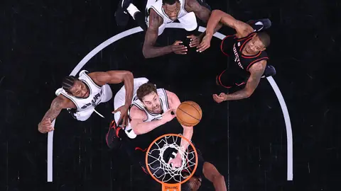 Pau Gasol pelea por un rebote ante los Rokcets Pau Gasol pelea por un rebote ante los Rokcets