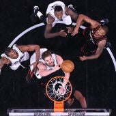 Pau Gasol pelea por un rebote ante los Rokcets