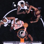 Pau Gasol pelea por un rebote ante los Rokcets Pau Gasol pelea por un rebote ante los Rokcets