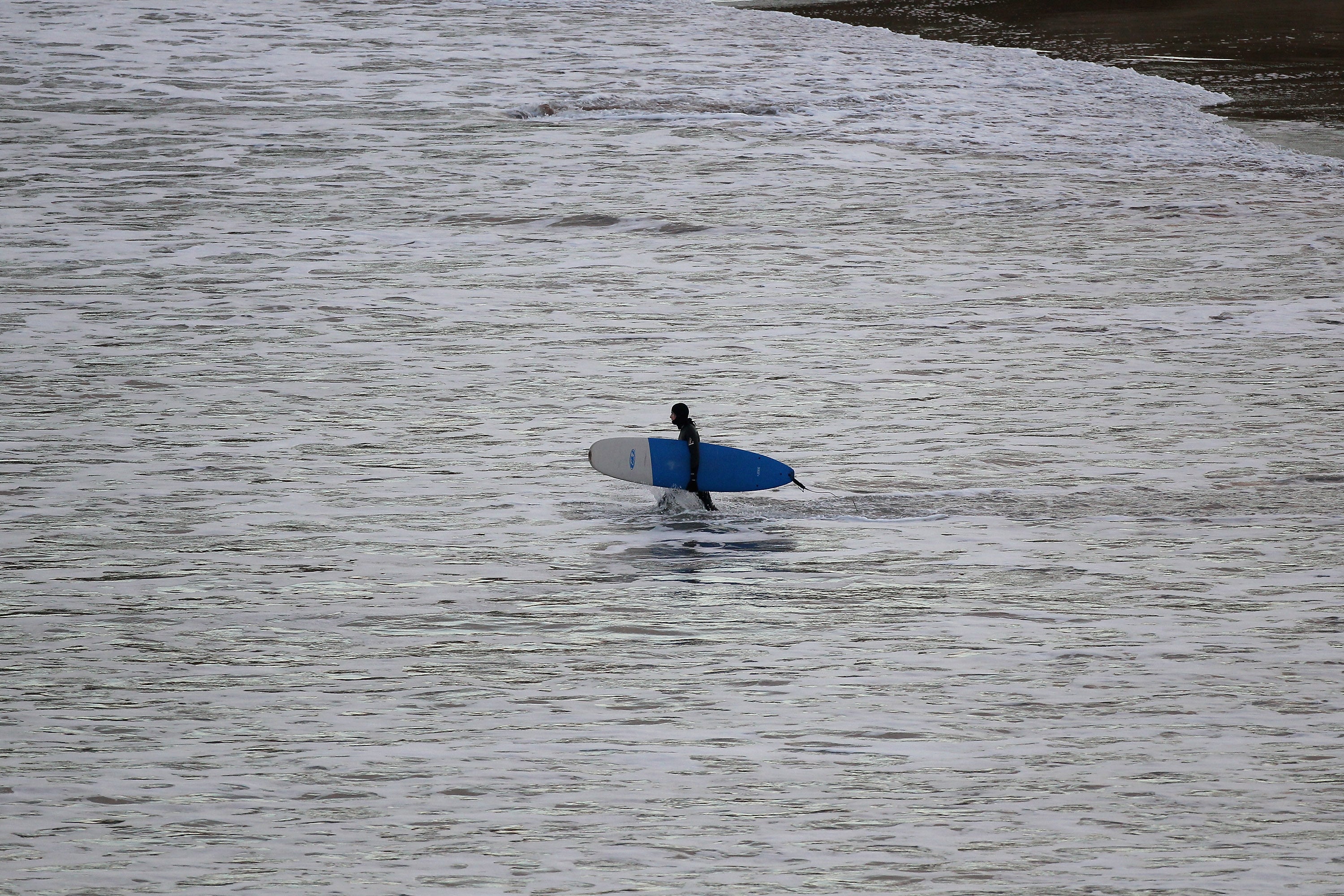 Rescatan a un surfista en Escocia a 21 kilómetros de la costa y tras 32 horas en el mar Rescatan a un surfista en Escocia a 21 kilómetros de la costa y tras 32 horas en el mar