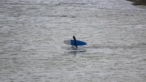 Un surfista, en Coldingham Bay Un surfista, en Coldingham Bay