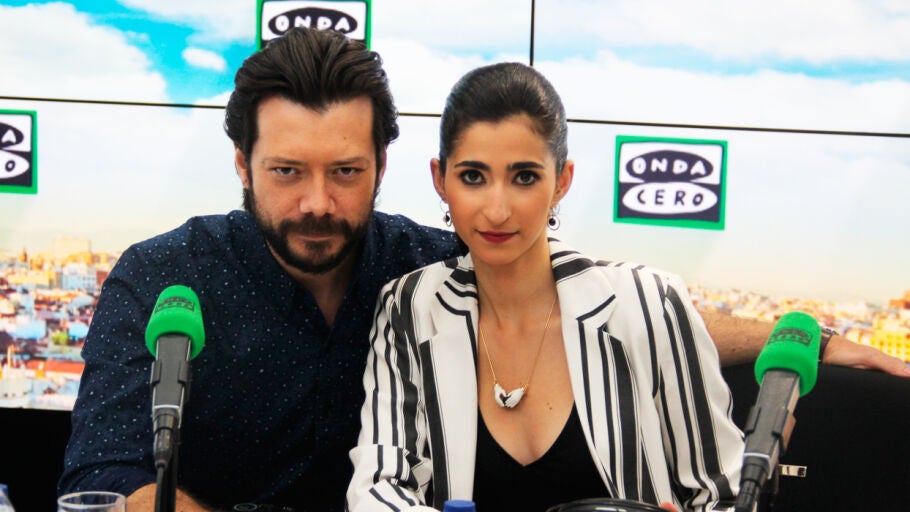Alba Flores y &Aacute;lvaro Morte durante una entrevista en Onda Cero