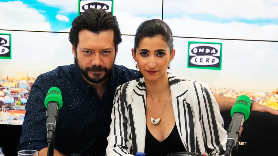 Alba Flores y Álvaro Morte en onda cero Alba Flores y Álvaro Morte durante una entrevista en Onda Cero