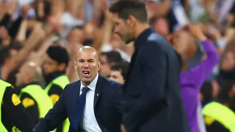 Zidane celebra un gol ante un cabizbajo Simeone Zidane celebra un gol ante un cabizbajo Simeone