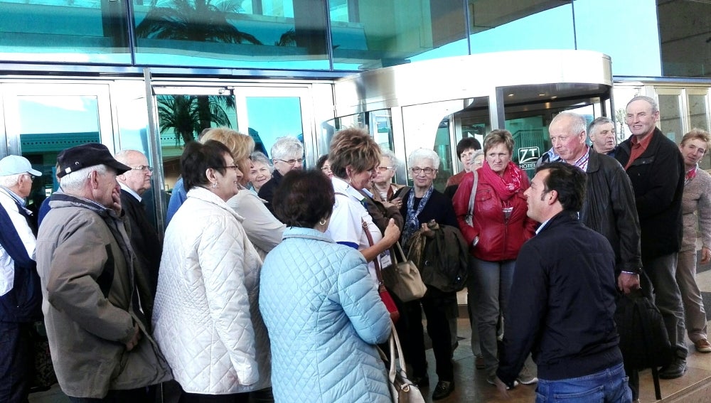 El alcalde, Andrés Martínez, ha participado de la primera recepción al grupo junto al personal de la operativa.