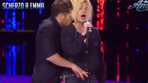 Emma Marrone sufre un abuso sexual mientras ensaya en la televisión italiana Emma Marrone sufre un abuso sexual mientras ensaya en la televisión italiana