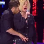 Emma Marrone sufre un abuso sexual mientras ensaya en la televisión italiana