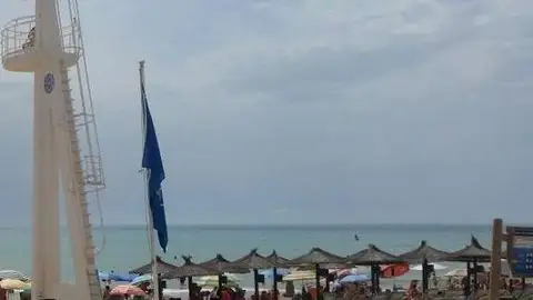 Torre de vigilancia del servicio de salvamento en la playa. Salvamento y socorrismo