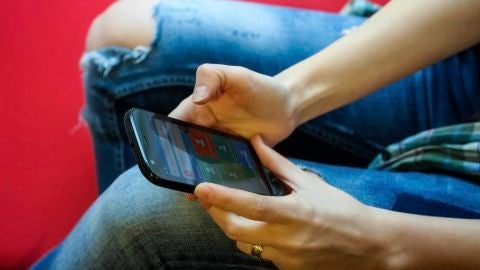Un usuario con su tel&eacute;fono m&oacute;vil Android