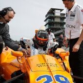 Fernando Alonso, subiéndose a su monoplaza para disputar las 500 millas de Indianápolis