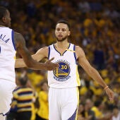 Curry celebra una canasta ante Utah Jazz
