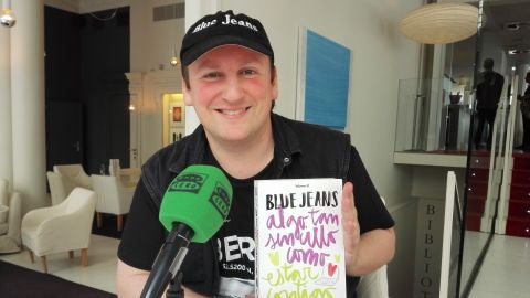 Blue Jeans con su libro 'Algo tan sencillo como estar contigo'
