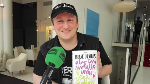 Blue Jeans con su libro 'Algo tan sencillo como estar contigo' Blue Jeans con su libro 'Algo tan sencillo como estar contigo'